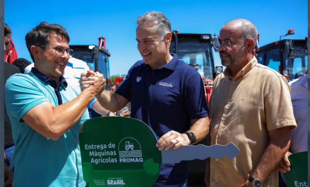 Prefeitura de Coqueiro Seco recebe nova retroescavadeira e conta com presença de Renan Filho