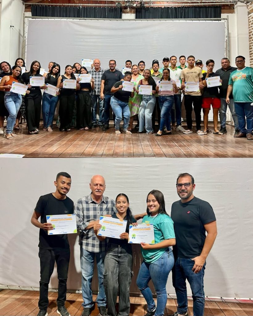 Prefeito Manoel Tenório entrega certificados de capacitação em produção de vídeo em Quebrangulo
