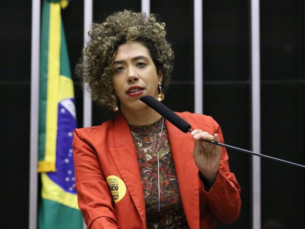 Talíria Petrone aciona PGR e pede volta de Jair Bolsonaro ao regime fechado após suspeita de descumprimento de prisão domiciliar