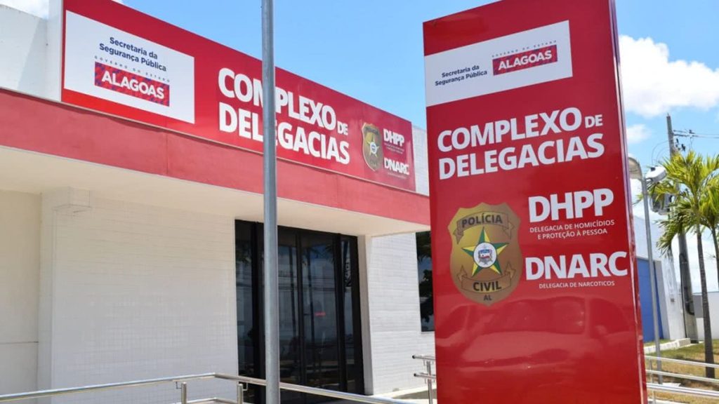 Mulher esfaqueia companheiro após agressões e é liberada por legítima defesa em Maceió