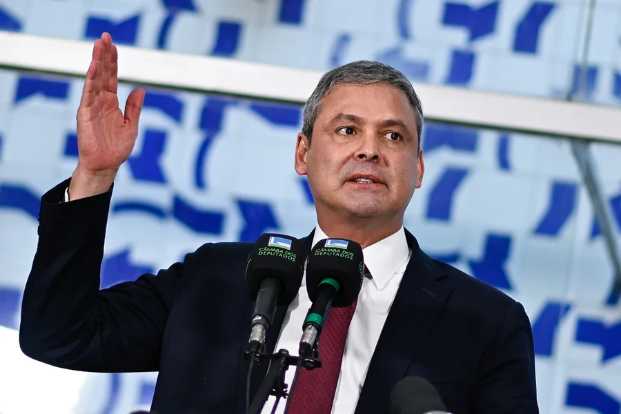 Divisão no PT: Lideranças criticam estratégia de Lindbergh Farias contra Alfredo Gaspar na CPMI