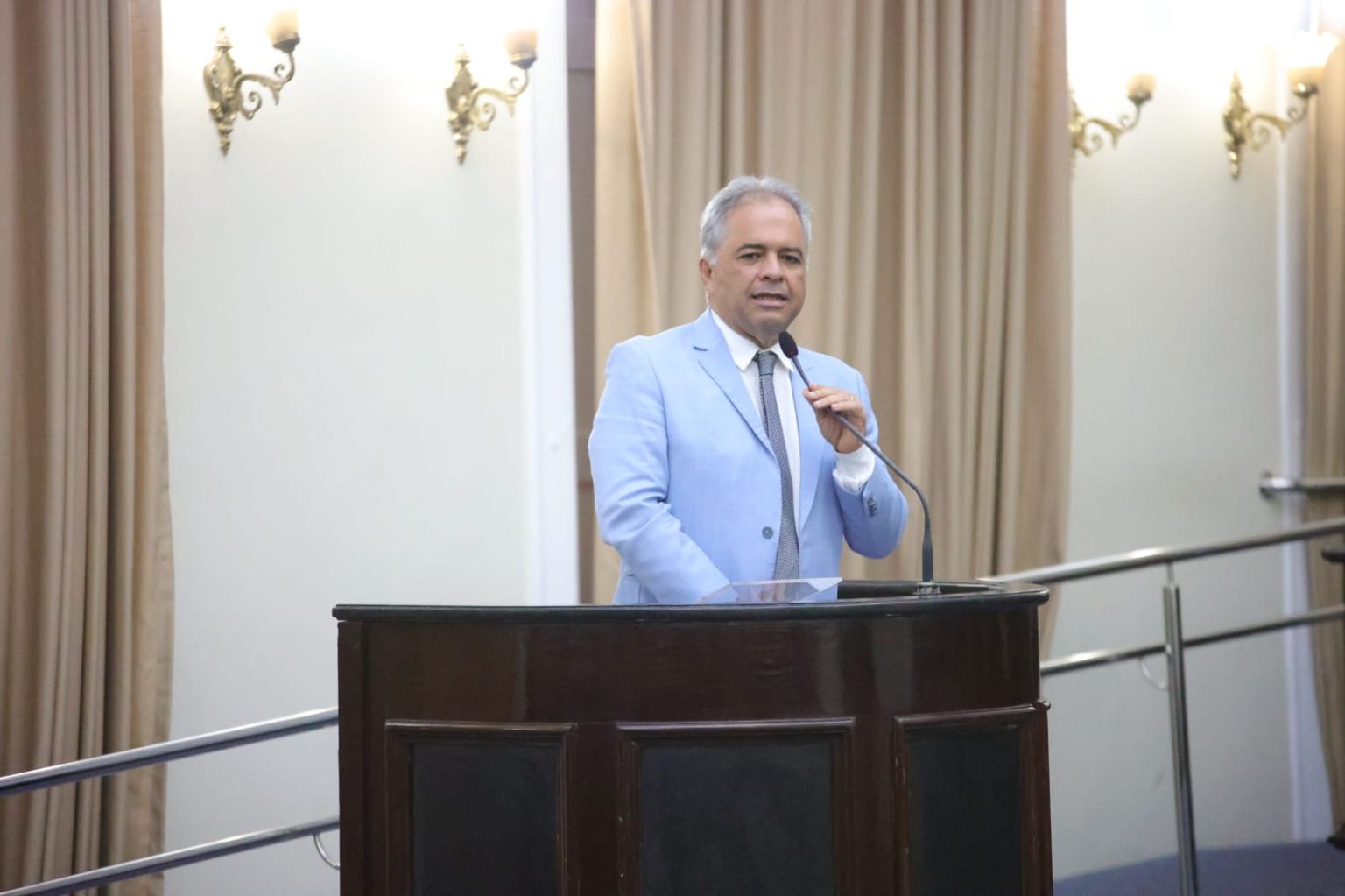 Silvio Camelo destaca papel do jornalismo no combate à desinformação no Dia do Jornalista