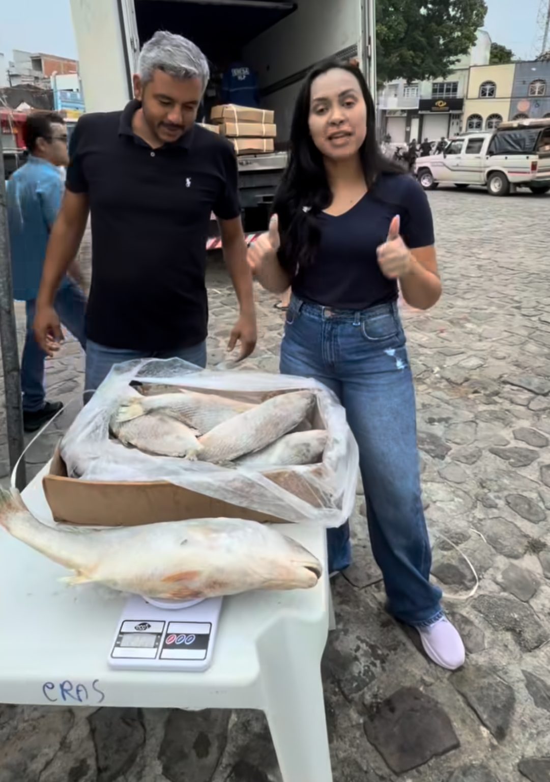 Prefeita Nayara Emanuelle participa da entrega de kits da Semana Santa em Água Branca