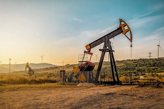 Petróleo despenca após anúncio de cessar-fogo entre EUA e Irã