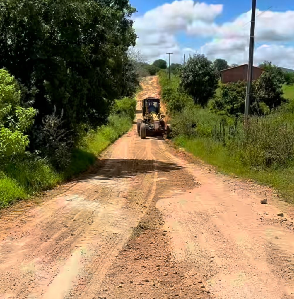 Prefeitura de Dois Riachos intensifica recuperação de estradas vicinais