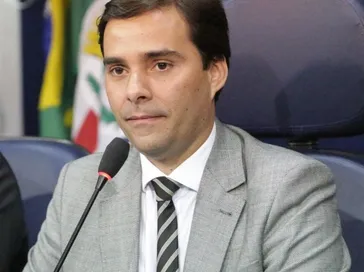 Kelmann Vieira deixa liderança na Câmara para abrir espaço a Rodrigo Cunha