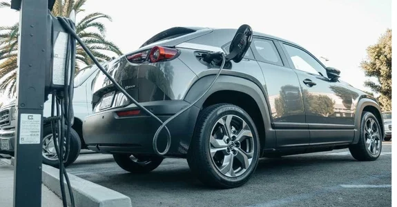 MP-AL cobra explicações da Equatorial sobre recarga irregular de carros elétricos em postes de Maceió