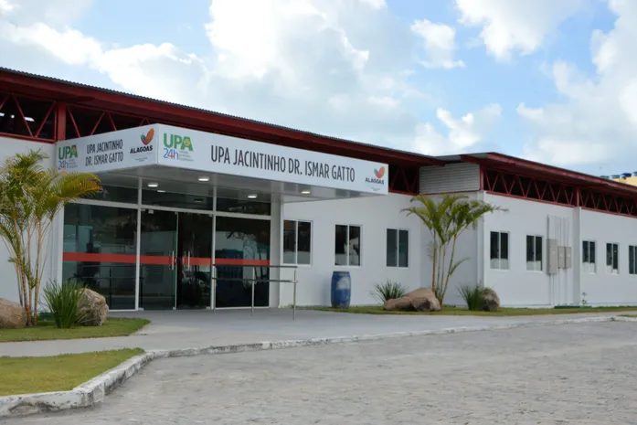 Homem é preso em flagrante após agredir e tentar sufocar esposa dentro de unidade de saúde no Jacintinho