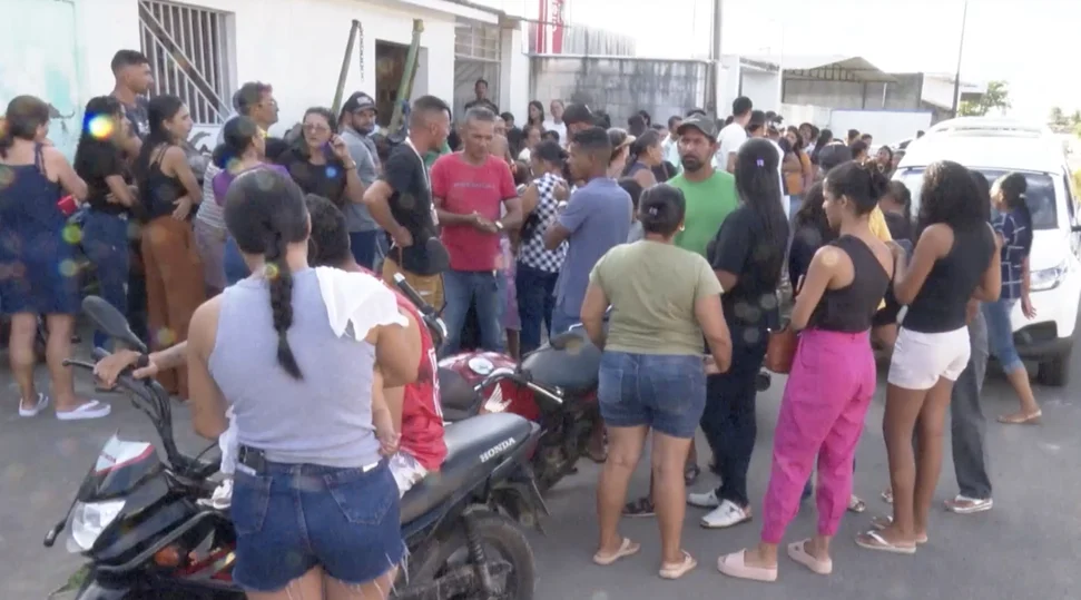 Família e amigos dão último adeus a menina morta após ser jogada em piscina em Anadia