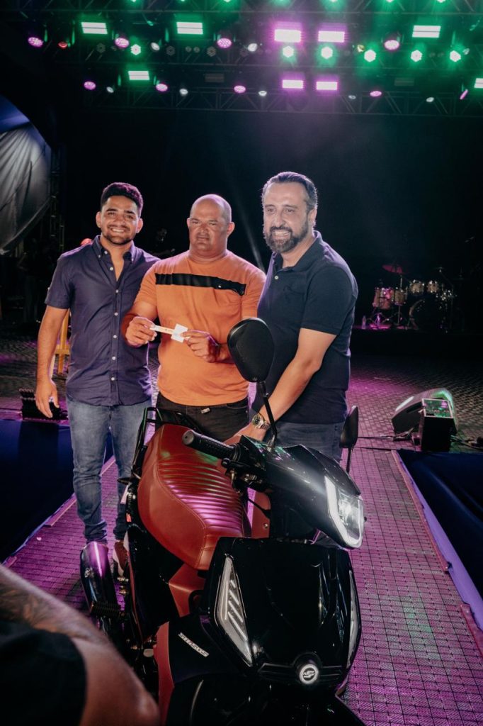 Festa do Trabalhador reúne multidão com shows e sorteio de prêmios