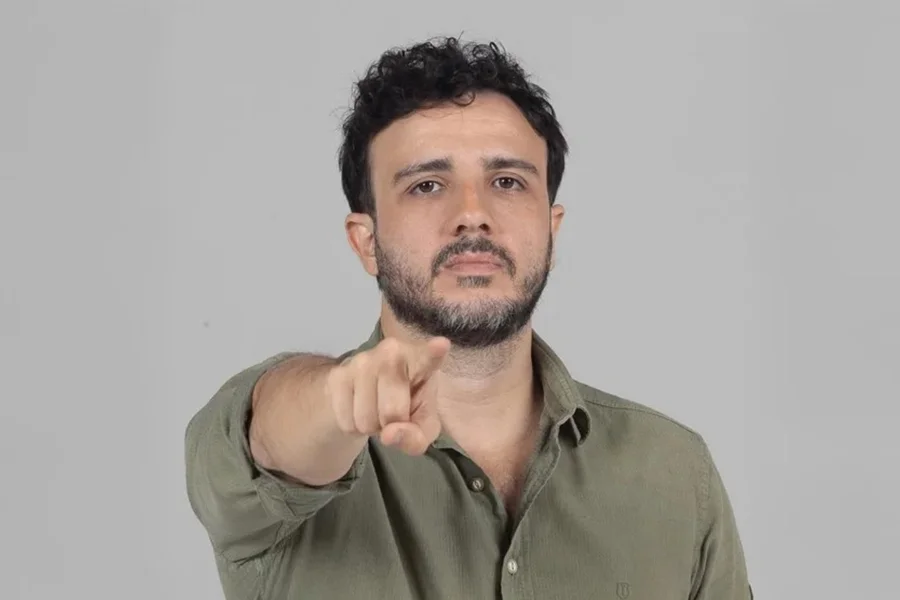 Renan Santos ironiza críticas de Romeu Zema a Flávio Bolsonaro