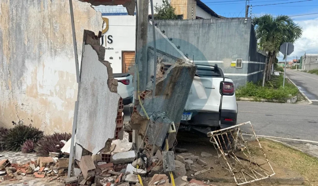Batida em cruzamento termina com carro destruindo muro de residência em Arapiraca