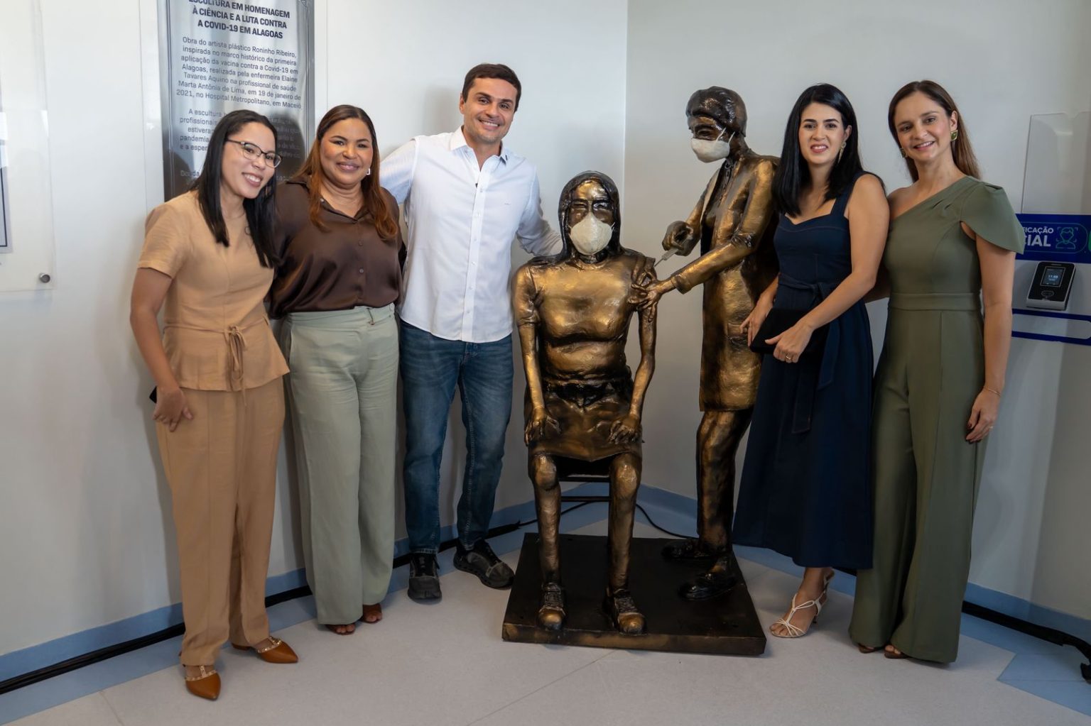 Alexandre Ayres homenageia profissionais da saúde e eterniza marco da vacinação contra a Covid-19 em Alagoas