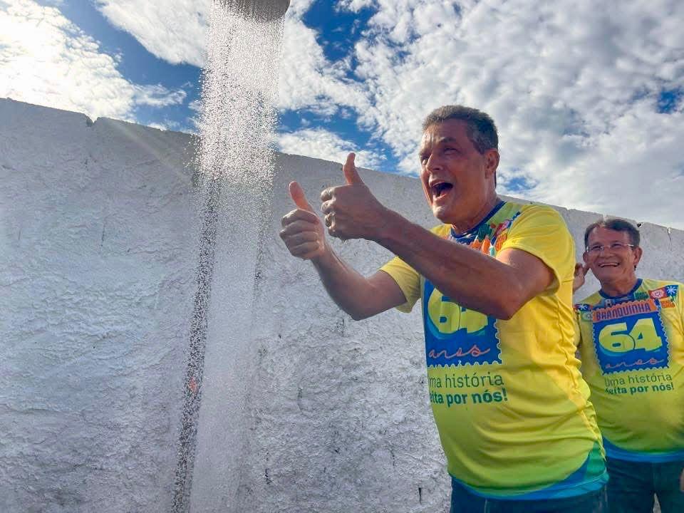 Prefeitura de Branquinha entrega benefícios para moradores da Vila do Rei e fardamentos para servidores da infraestrutura