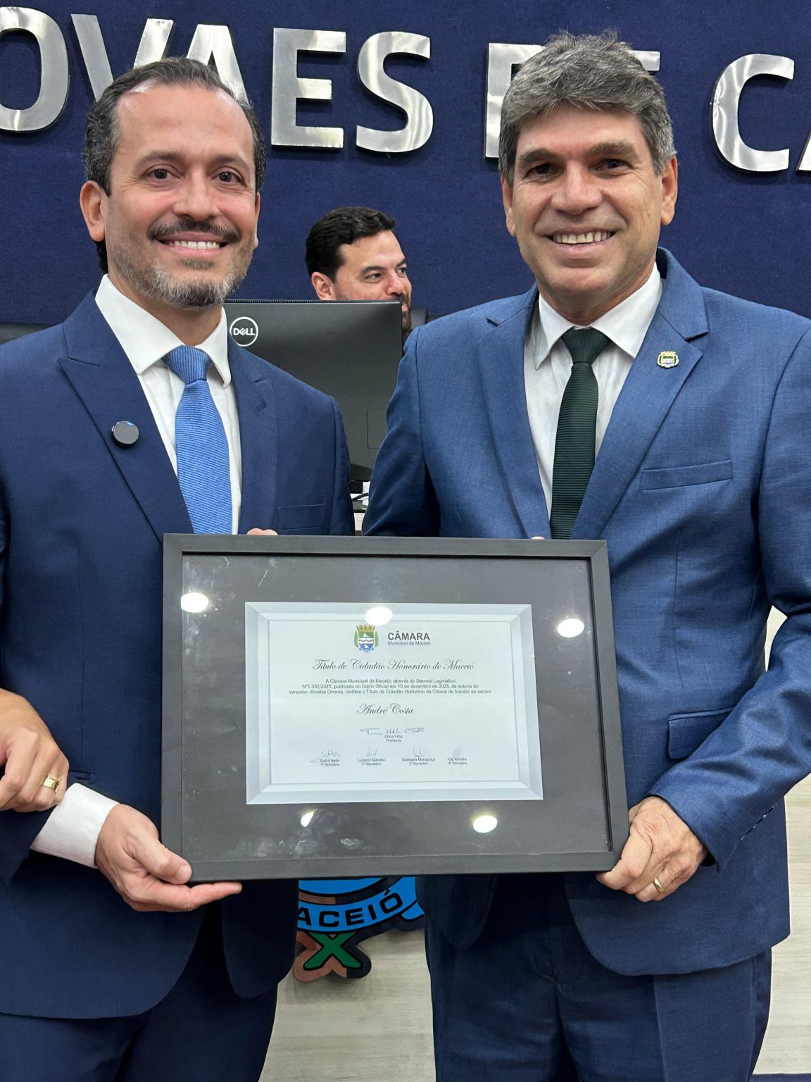 Vereador Jônatas Omena entrega Título de Cidadão Honorário de Maceió ao presidente do DMTT, André Costa