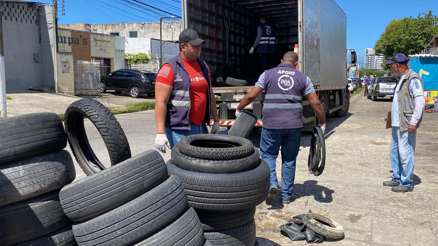 Operação Calçada Cidadã remove pneus de borracharias em bairros de Maceió