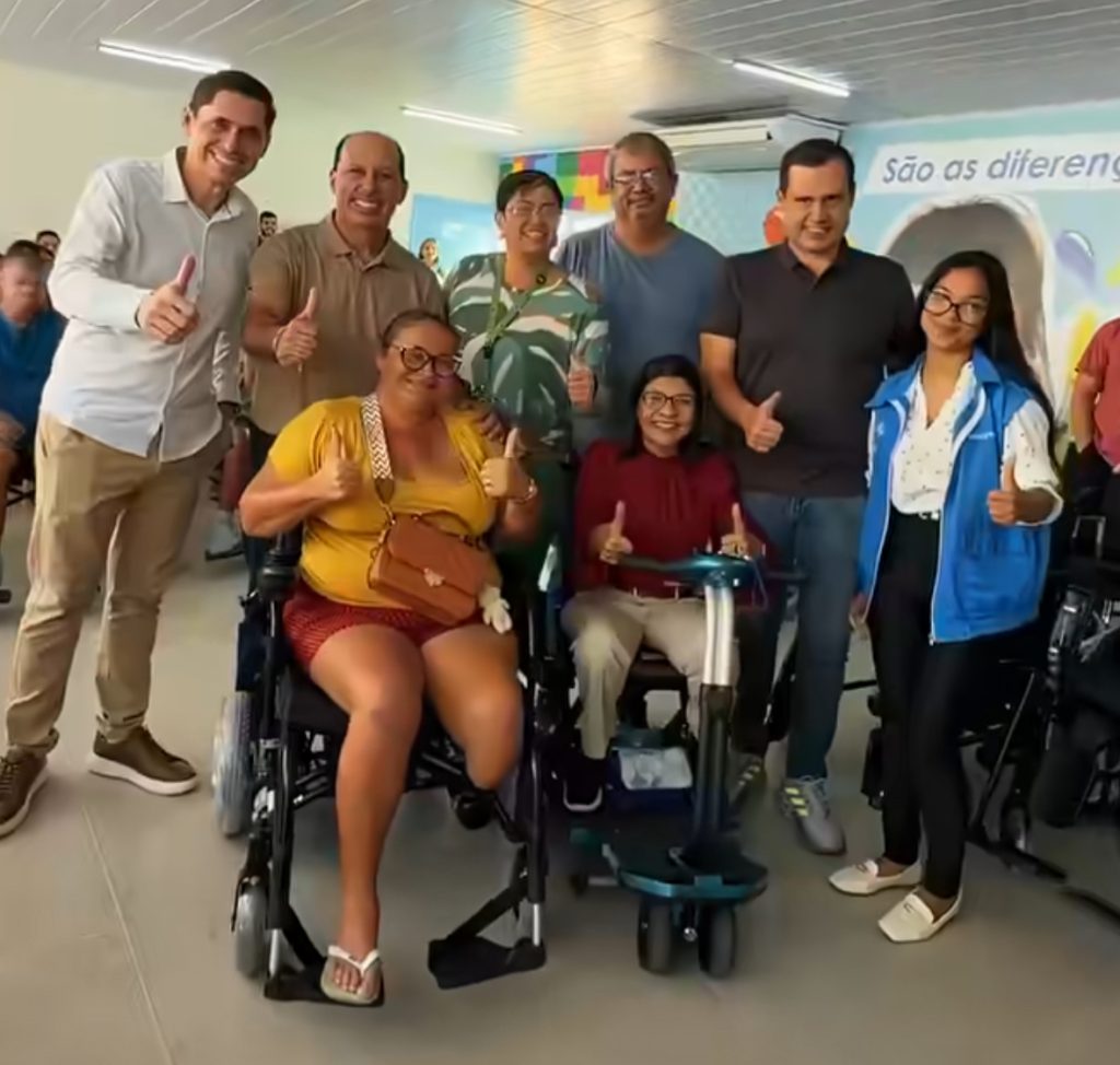 Prefeito Peu Pereira participa da entrega de cadeiras de rodas e reforça ações de inclusão em Teotônio Vilela