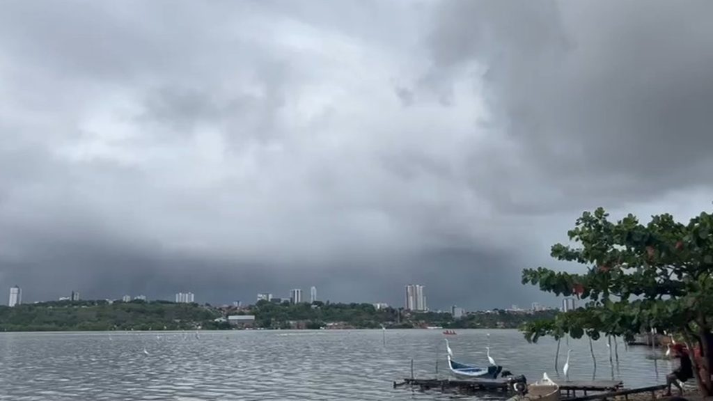 Terça-feira amanhece chuvosa em Maceió e previsão aponta melhora no tempo em Alagoas