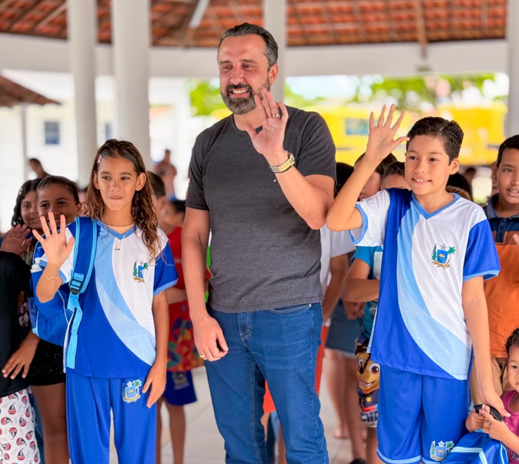 Prefeito Henrique Alves realiza entrega de fardamentos em escolas e CMEIS de Barra de São Miguel