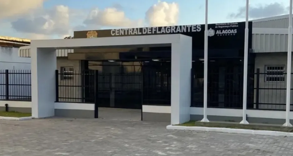 Mulher é presa após furtar mais de R$ 150 em chiclete de supermercado em Maceió
