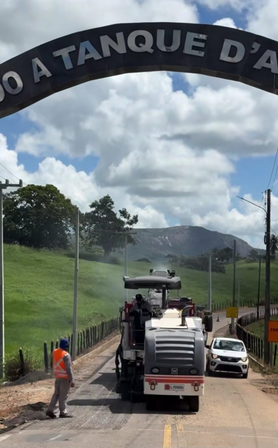 Tanque d’Arca inicia renovação completa do asfalto na entrada da cidade