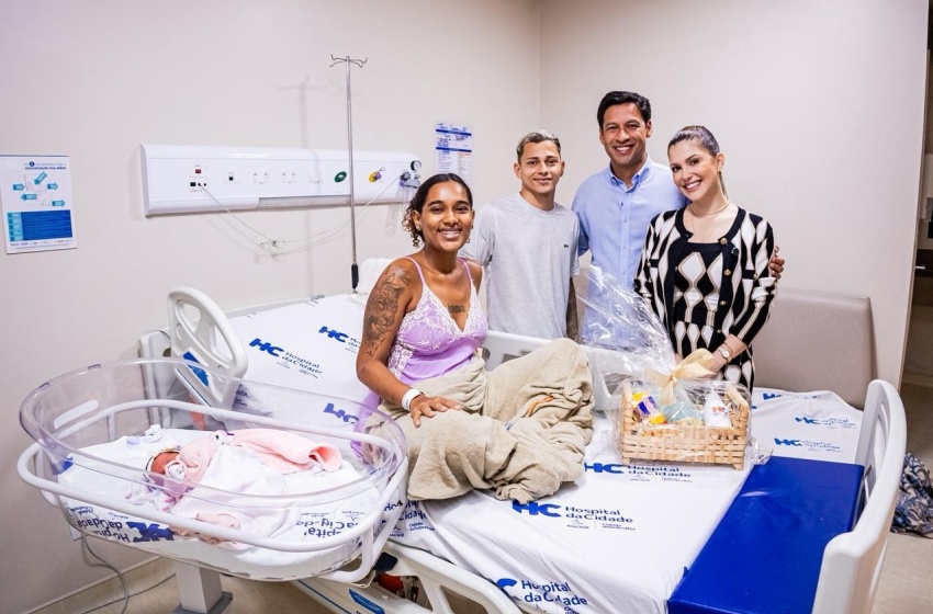 Prefeito Rodrigo Cunha homenageia mães no Hospital da Cidade e destaca avanços para as mulheres