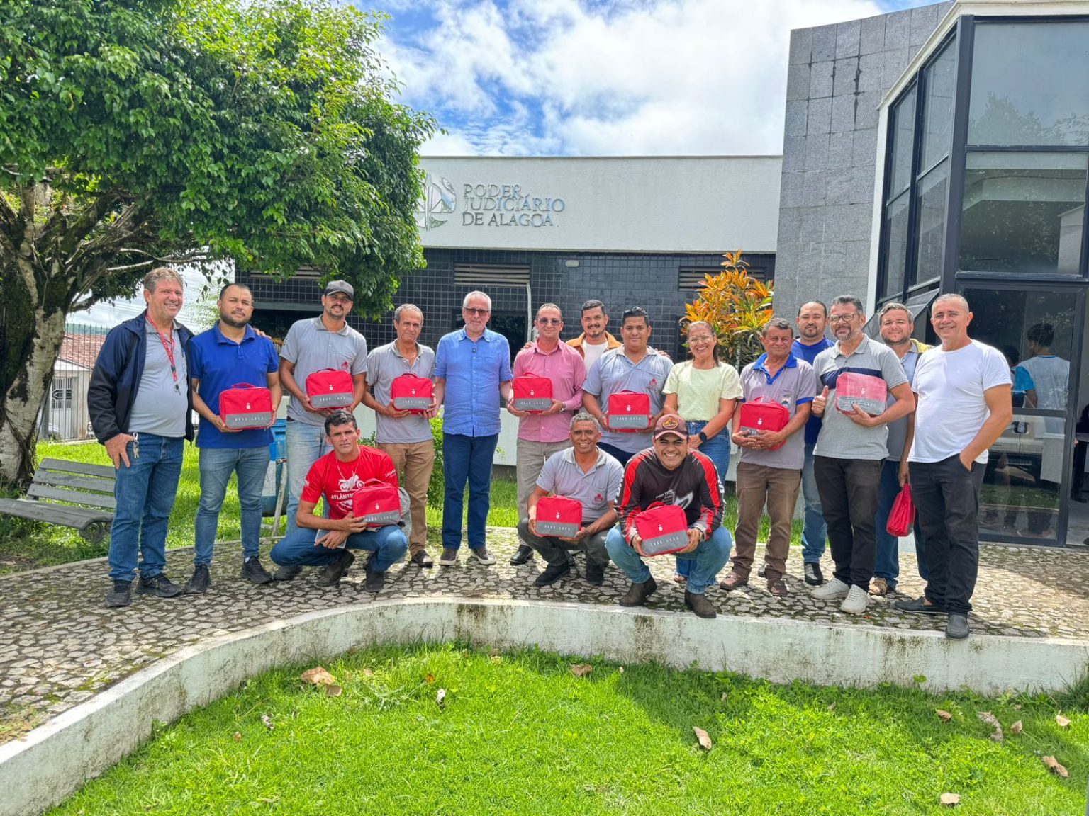 Prefeitura de Chã Preta reforça segurança no transporte escolar com entrega de kits de primeiros socorros