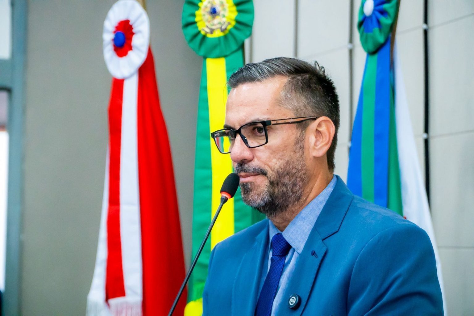 Após fiscalização de Leonardo Dias, prefeitura fornece transporte para alunos da Escola Massa
