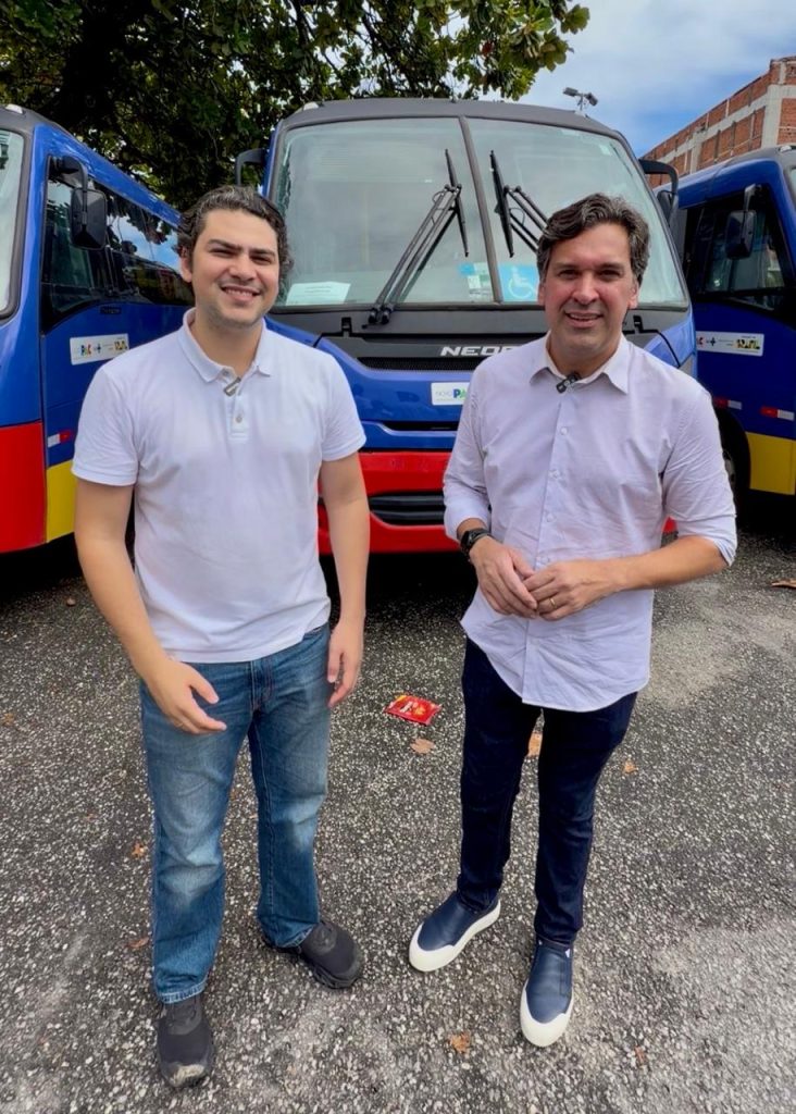 Prefeito Eduardo Bulhões recebe micro-ônibus do Programa Agora Tem Especialistas
