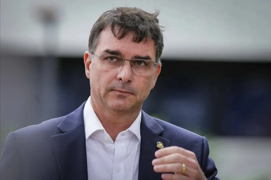Flávio Bolsonaro justifica sigilo em financiamento de filme por medo de perseguição