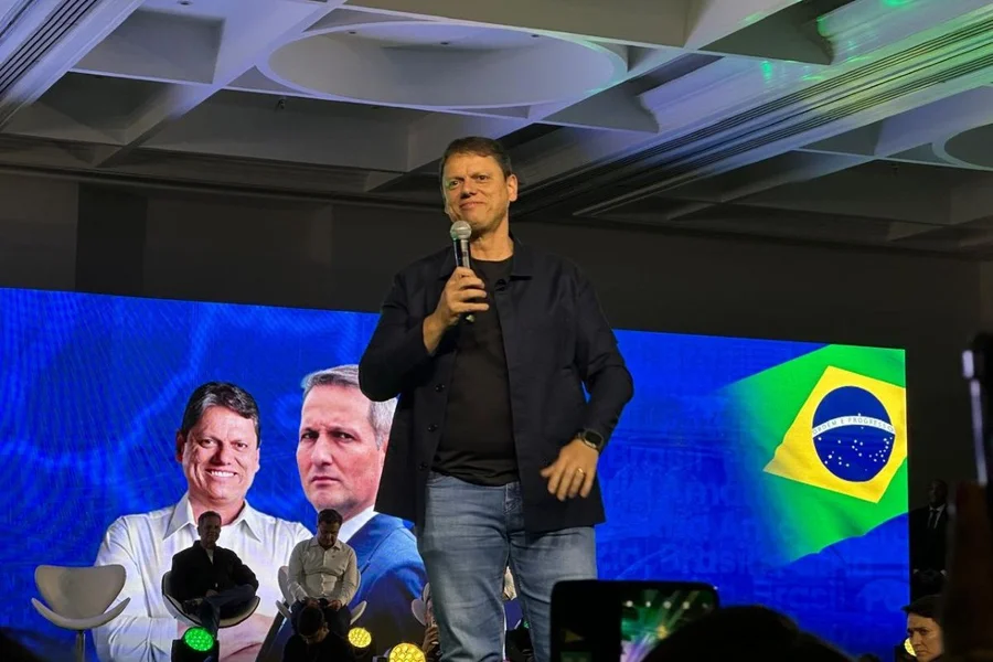 Sintomas de gripe afastam Tarcísio de Freitas de evento com Flávio Bolsonaro no interior de SP