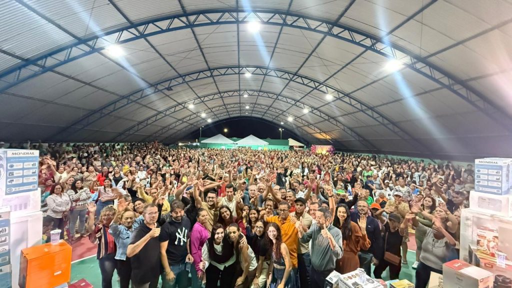 Prefeito Roberto Wanderley comanda grande Festa das Mães e reúne milhares de famílias em Estrela de Alagoas