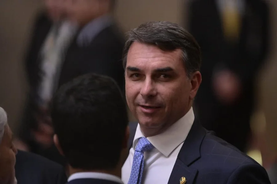 Marqueteiro de Flávio Bolsonaro decide deixar campanha