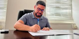 Prefeito João Victor anuncia reajuste salarial para professores em Viçosa