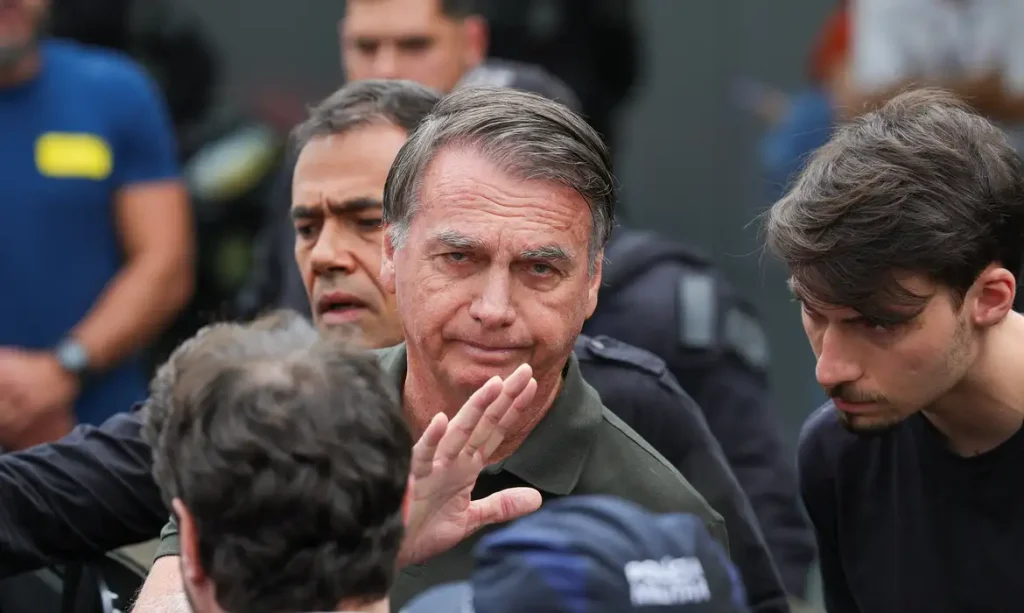 PCDF busca autorização de Moraes para ouvir Bolsonaro sobre apreensão de arma