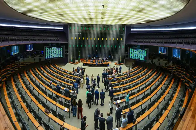 Bancadas do PL e PT lideram adesões para investigar Banco Master