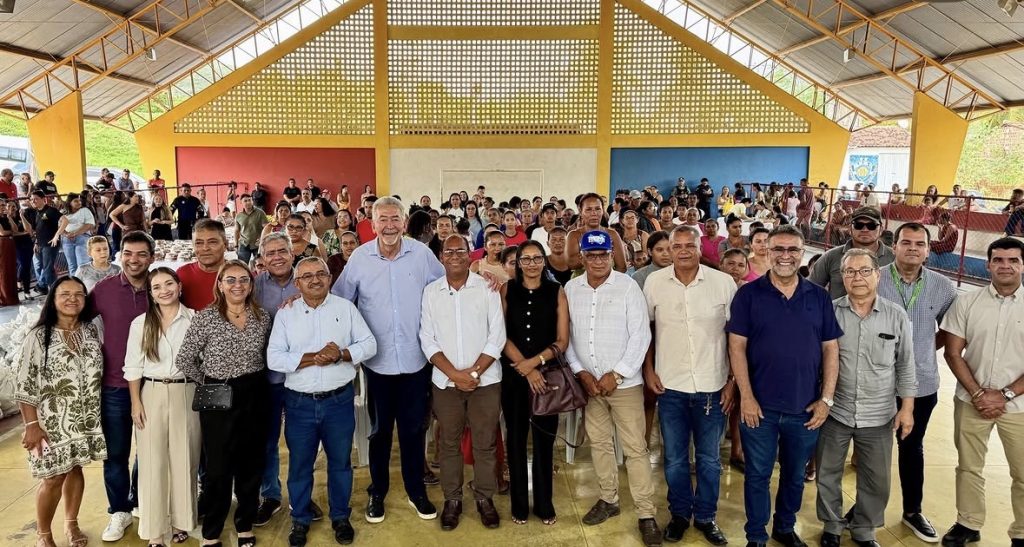 Deputado Paulão entrega alimentos e veículos em Olho D’Água do Casado
