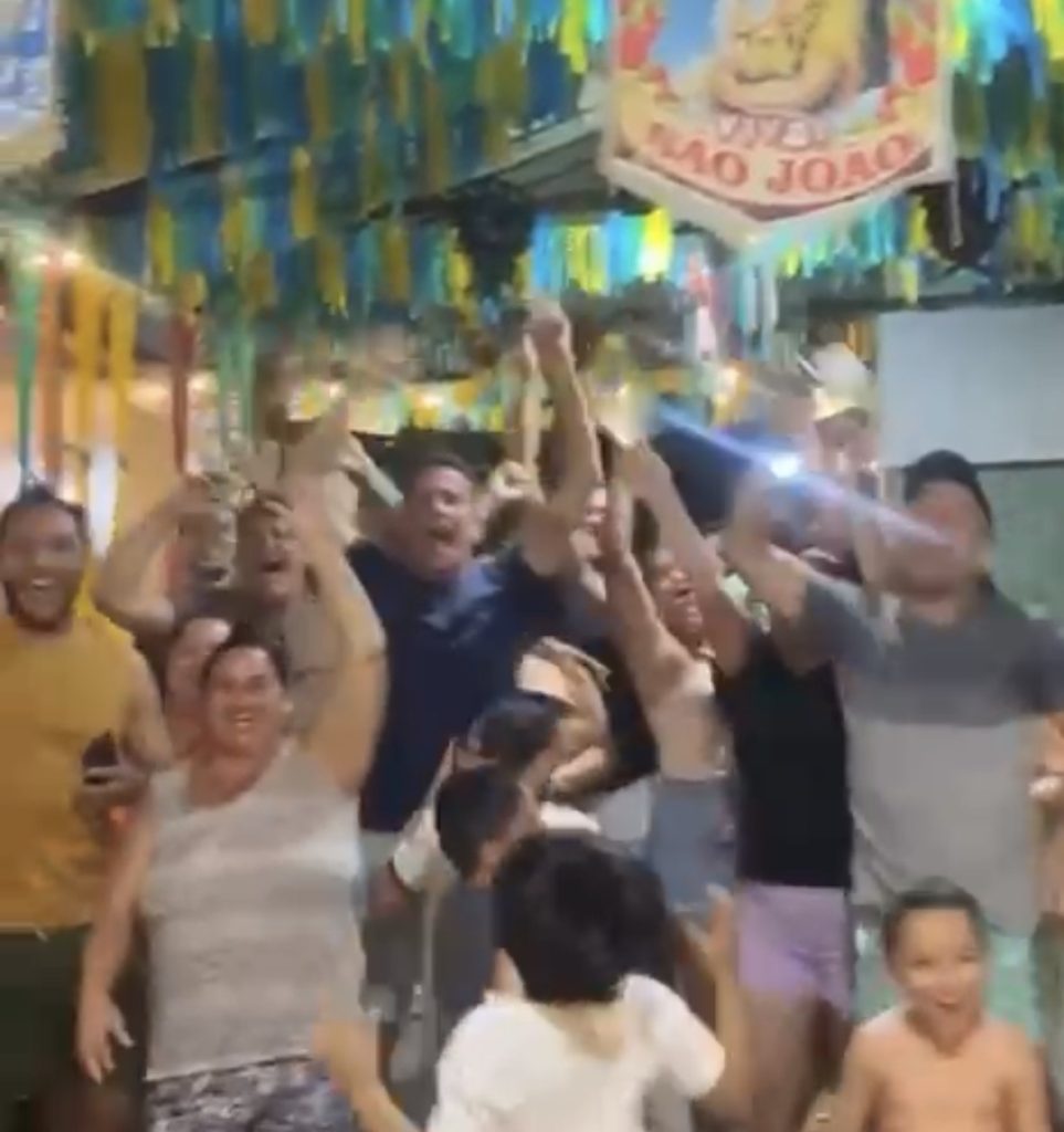 Moradores fazem festa após rua ser escolhida por internautas para receber prefeito Júnior Menezes em transmissão do jogo do Brasil