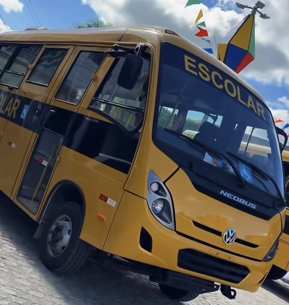 Prefeito André Almeida entrega novos ônibus escolares e reforça investimentos em educação em Mar Vermelho