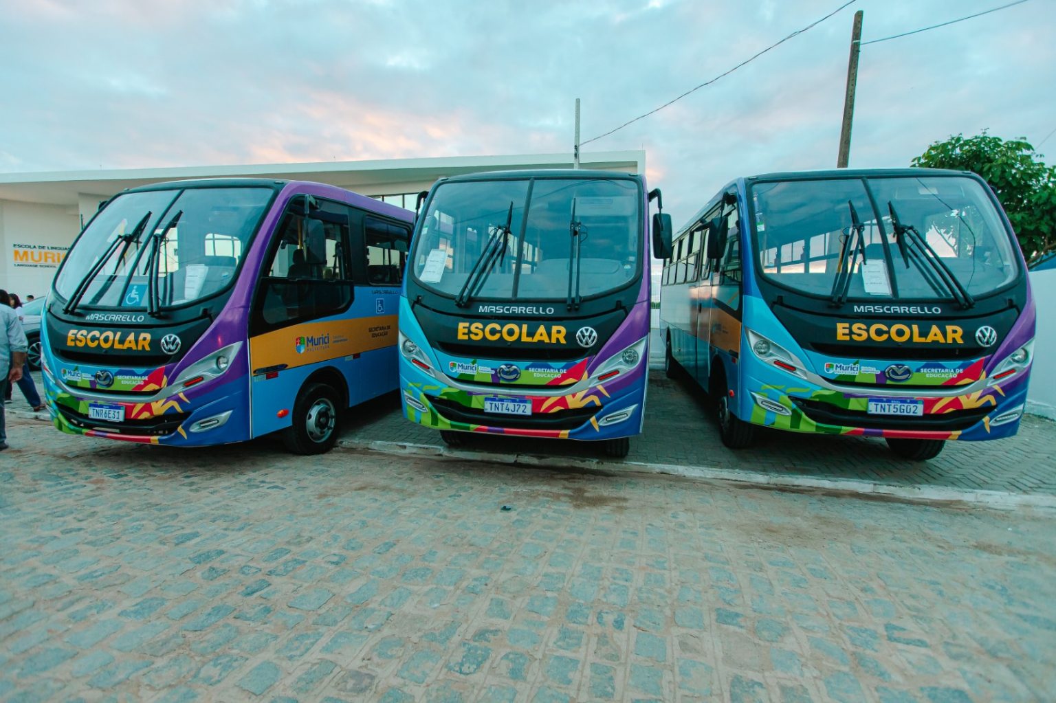 Remi Filho entrega três novos micro-ônibus para reforçar transporte escolar em Murici
