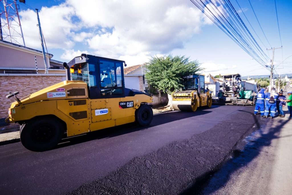 Articulação de Júlio Cezar, Silvio Camelo e Paulo Dantas acelera obras em Palmeira e leva asfalto a toda a cidade