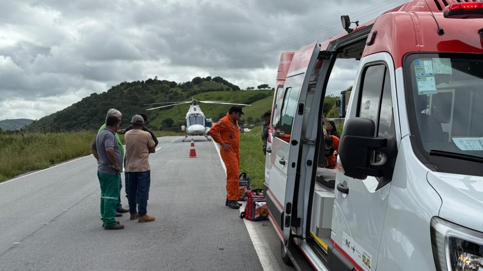Equipe aeromédica do DEA atua em resgate após capotamento na BR-101, em Joaquim Gomes