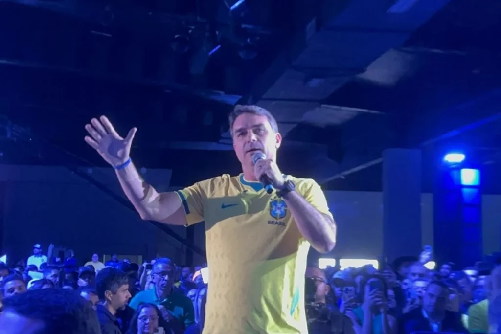 Flávio Bolsonaro adota slogan lulista em evento de pré-candidatura em São Paulo