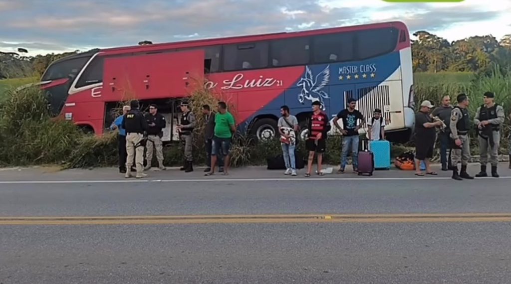 Passageiro surta, ataca motorista e causa acidente em ônibus na BR-104