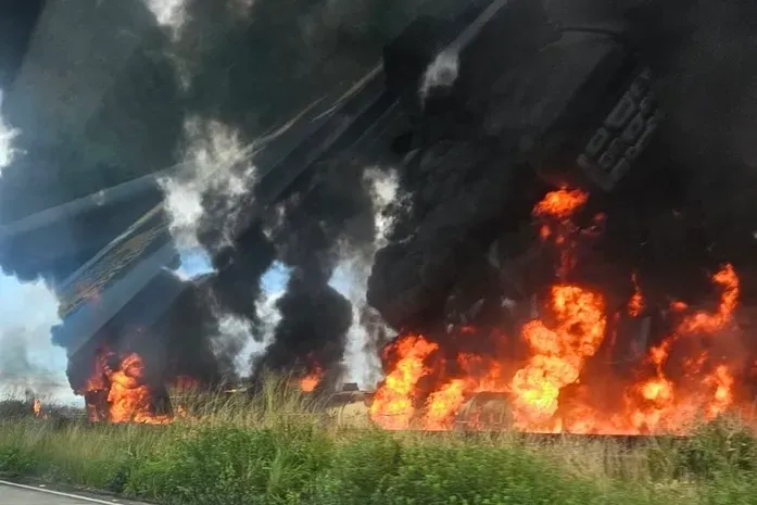 BR-101 segue bloqueada após explosão de caminhão-tanque e não tem previsão de liberação