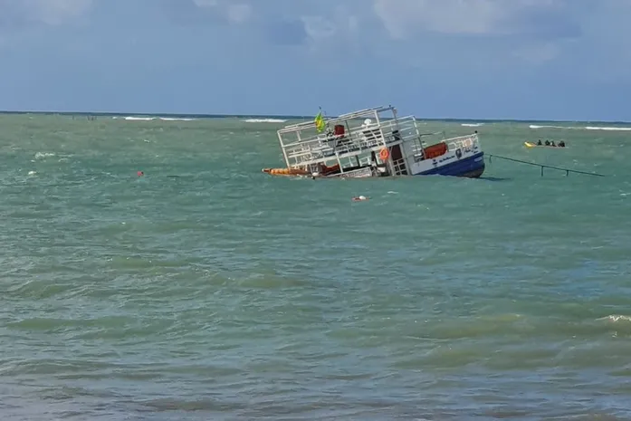 Catamarã afunda na praia da Ponta Verde em Maceió