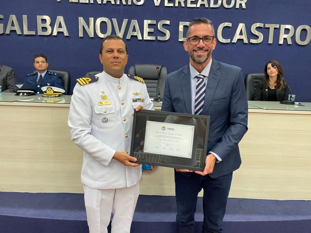 Leonardo Dias entrega Título de Cidadão Honorário de Maceió ao Capitão dos Portos, Rodrigo Garcia