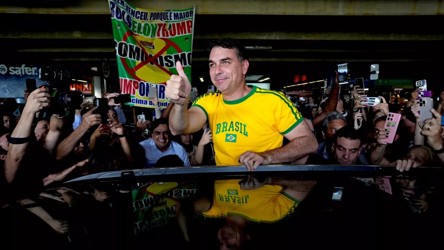 Flávio Bolsonaro afirma esperar apoio de Michelle na campanha presidencial