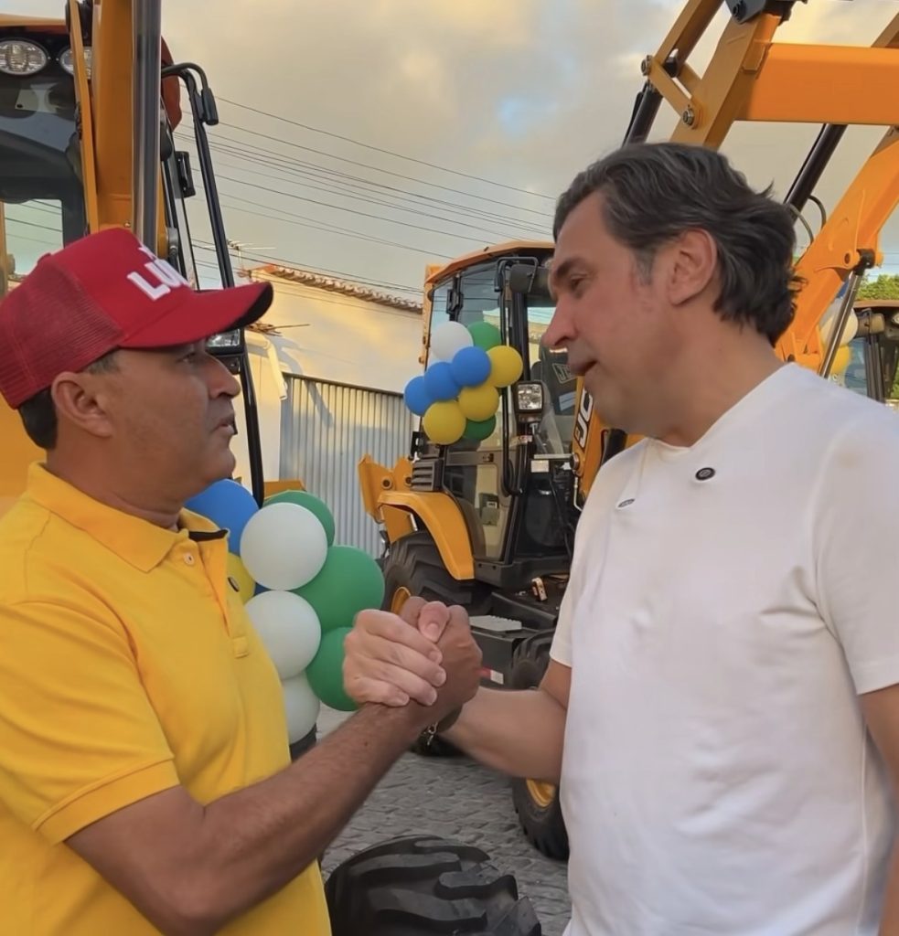 Prefeito Didi Lopes destaca entrega de retroescavadeira em Tanque d’Arca