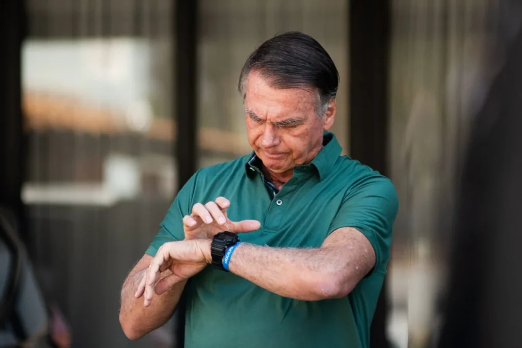 Bolsonaro afirma que delegado da PF autorizou permanência de pistola em residência